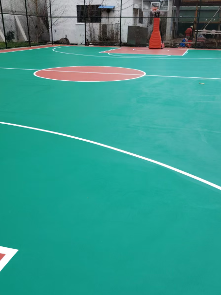 齐齐哈尔 球场长期使用易出现地面开裂